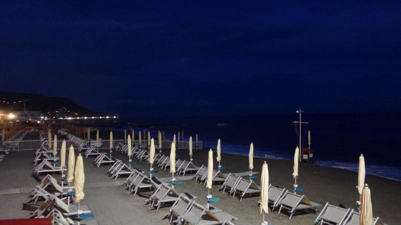 Ghiro Ghiotto Bed & Breakfast Pietra Ligure Bagian luar foto