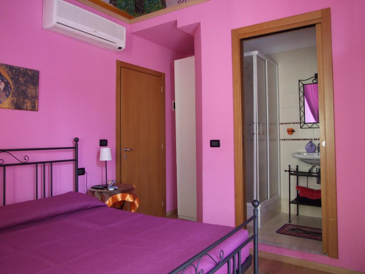 Ghiro Ghiotto Bed & Breakfast Pietra Ligure Bagian luar foto