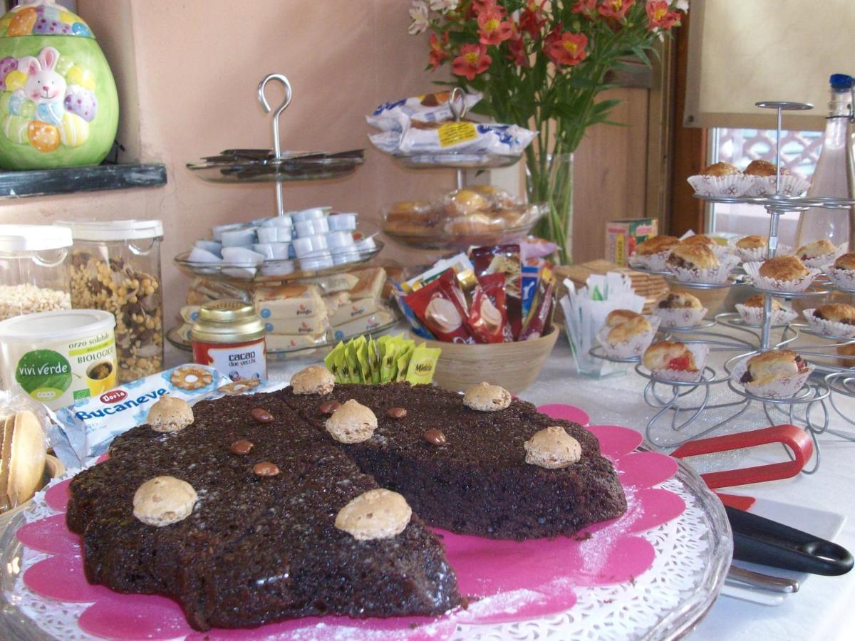 Ghiro Ghiotto Bed & Breakfast Pietra Ligure Bagian luar foto