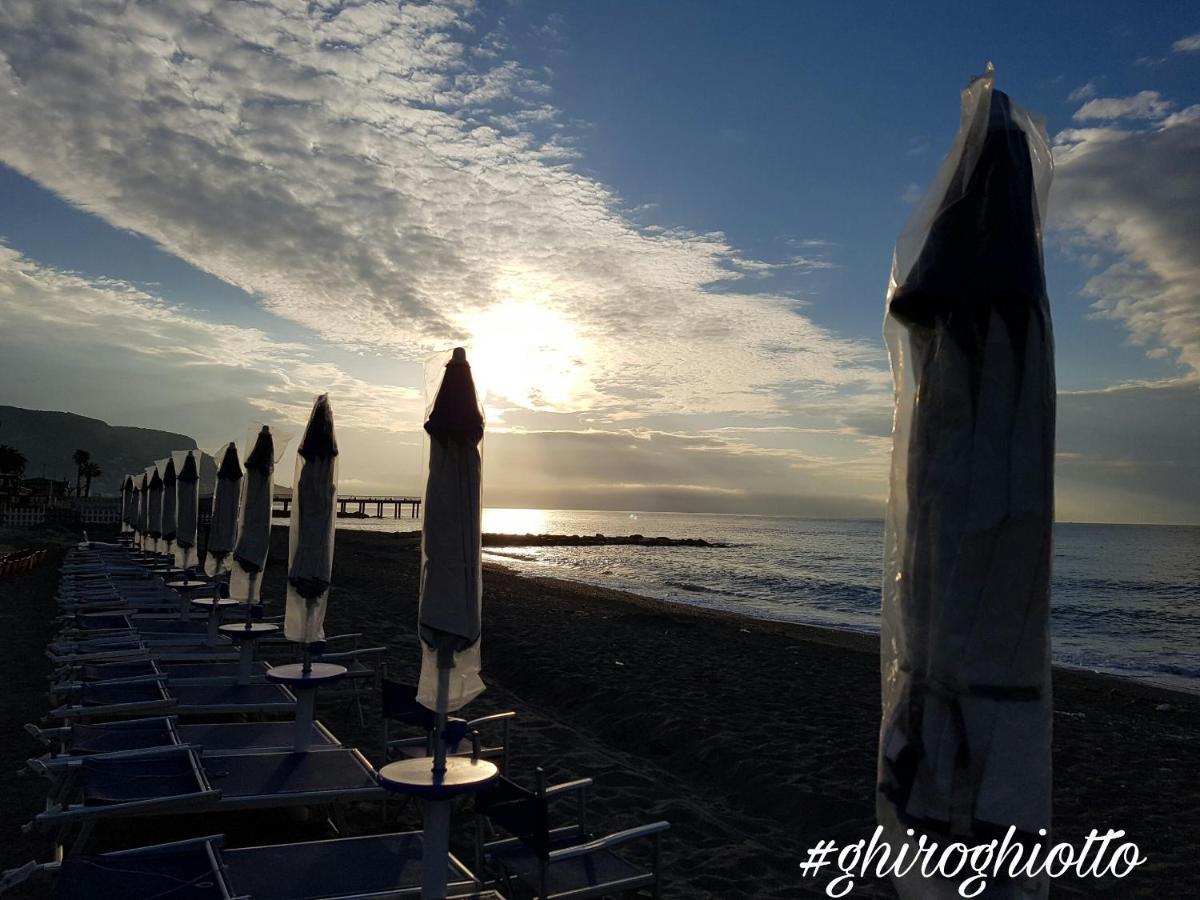 Ghiro Ghiotto Bed & Breakfast Pietra Ligure Bagian luar foto