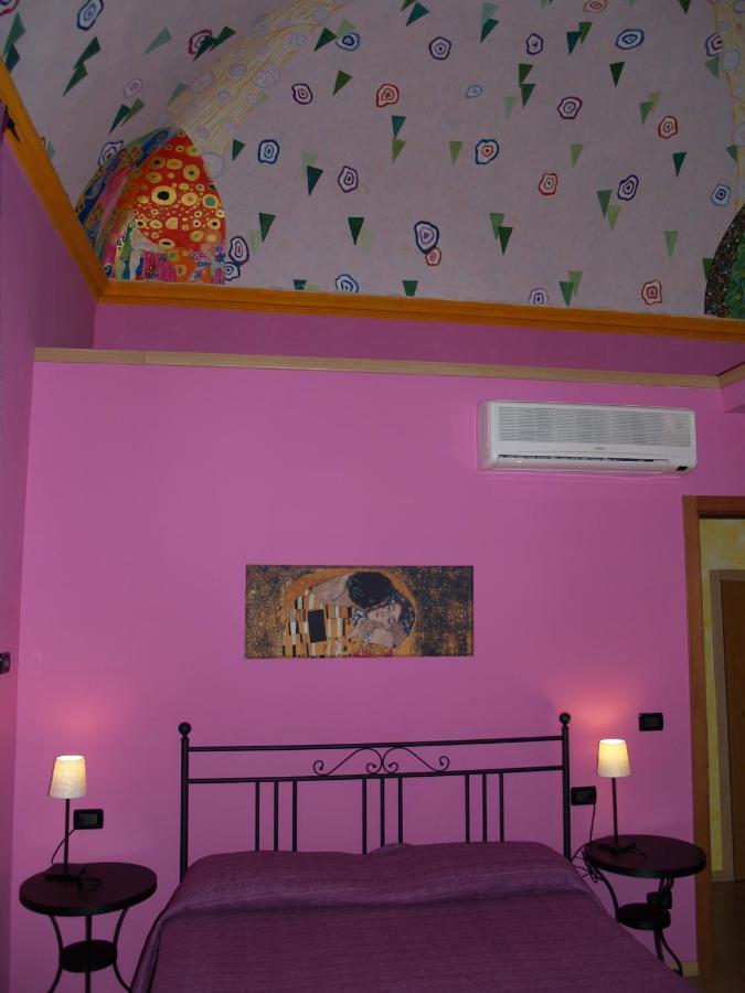 Ghiro Ghiotto Bed & Breakfast Pietra Ligure Bagian luar foto