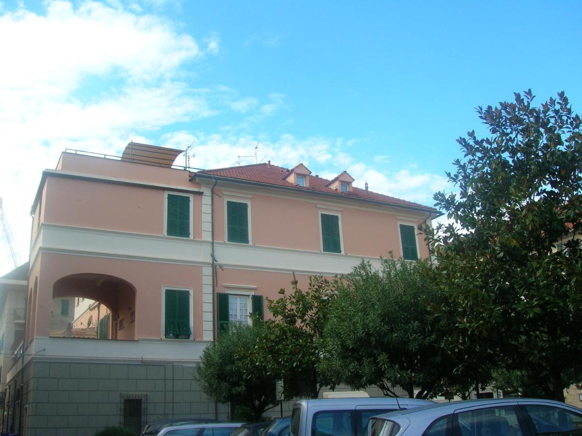 Ghiro Ghiotto Bed & Breakfast Pietra Ligure Bagian luar foto