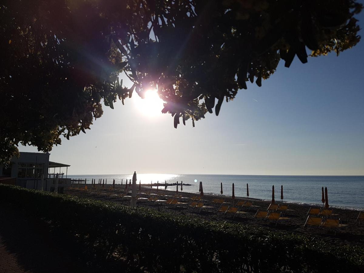 Ghiro Ghiotto Bed & Breakfast Pietra Ligure Bagian luar foto