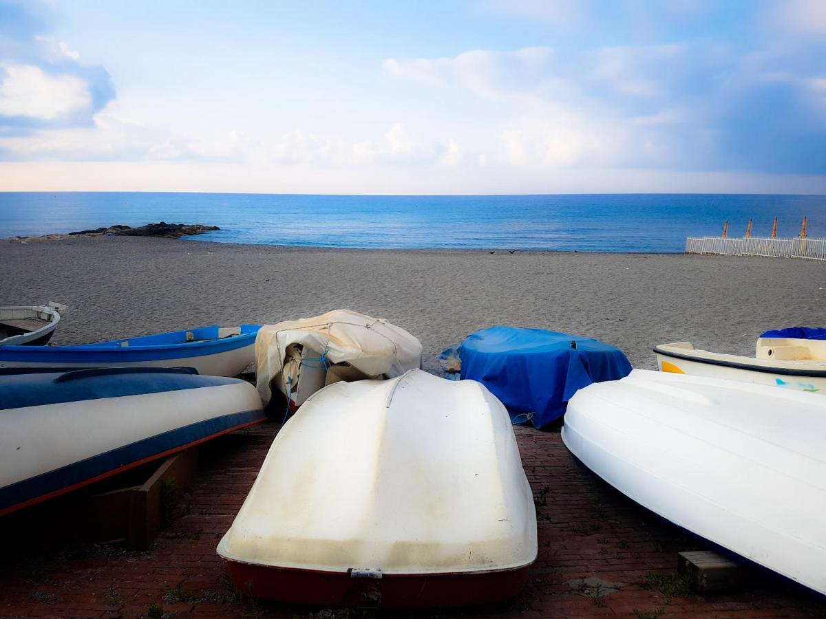 Ghiro Ghiotto Bed & Breakfast Pietra Ligure Bagian luar foto