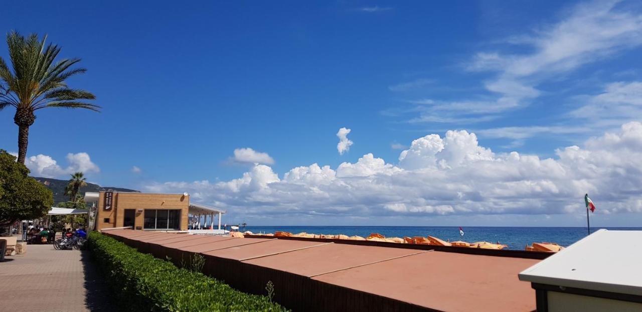 Ghiro Ghiotto Bed & Breakfast Pietra Ligure Bagian luar foto